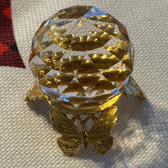 Vintage Faceted Crystal Glass Ball Suncatcher with Attached Gold Butterfly Stand - Picture 4 of 7